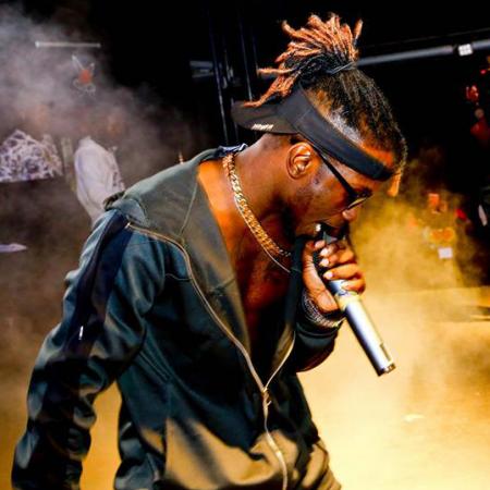 Fanicko distribue des billets de banque à son concert