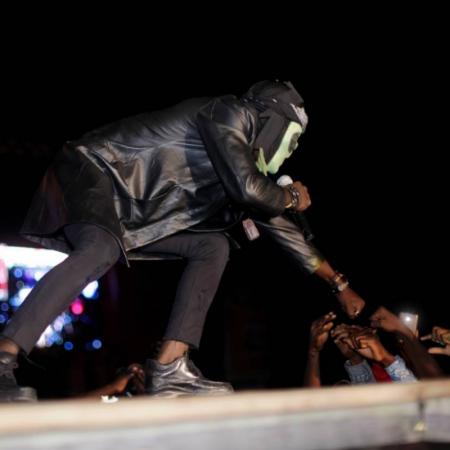 Tôgbè Yéton en feat avec ses fans et ses détracteurs sur son prochain single
