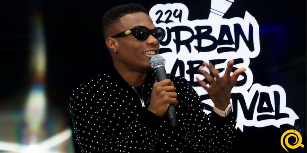 Des web influenceurs face à Wizkid à Sèmè City