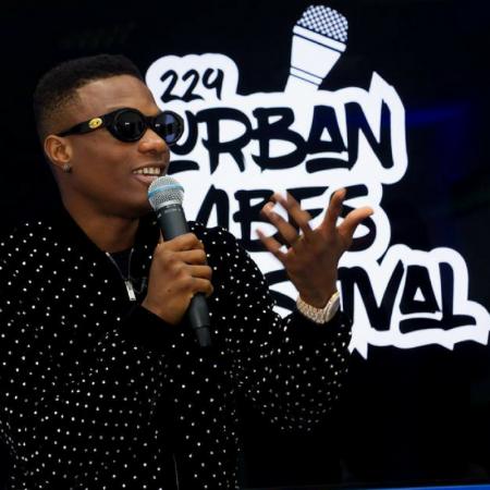 Des web influenceurs face à Wizkid à Sèmè City
